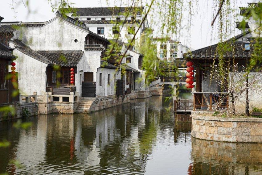 伊能静儿子逛女装店，烟不离手翘兰花指，穿男装的他颜值如何？游戏画面