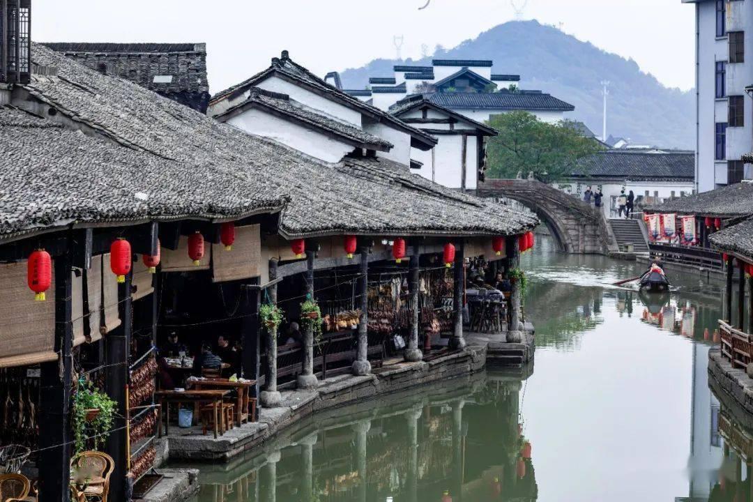 郭晶晶亮相马拉松，身价百亿素颜出镜，42岁状态好，丈夫手牵手